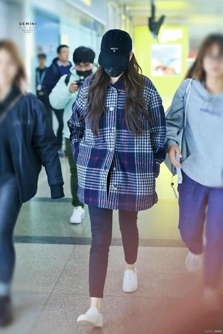 迪丽热巴穿7千多的男款格纹衬衫走机场,却被吐槽没有腰